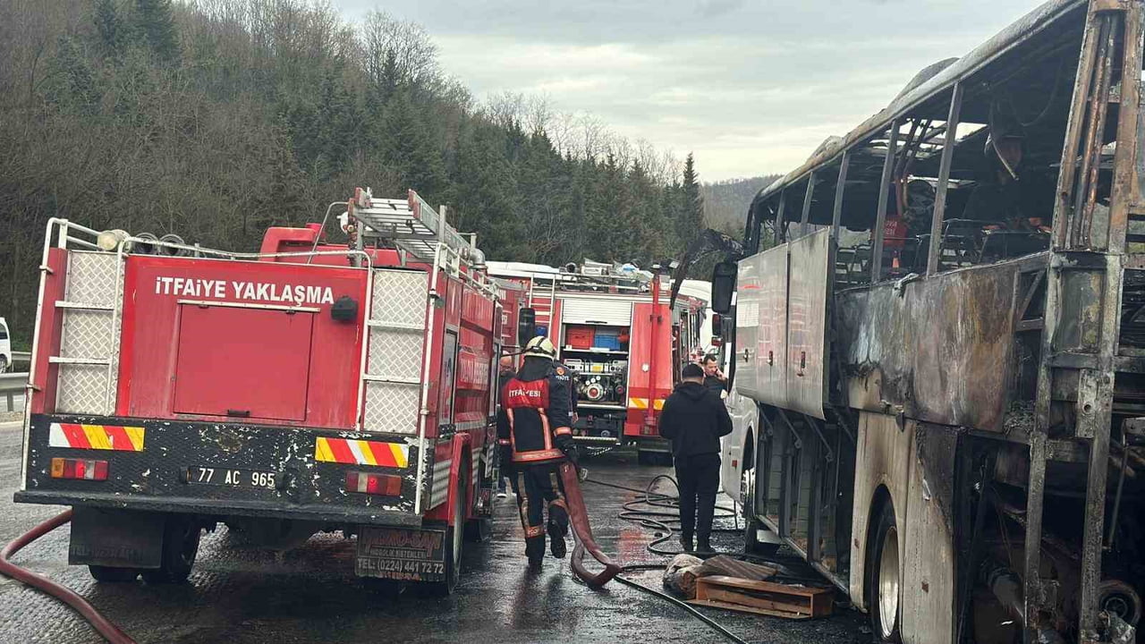 YANGINI KONTROL ALTINA ALARAK SÖNDÜREN EKİPLER ARDINDAN SOĞUTMA ÇALIŞMASI GERÇEKLEŞTİRDİ