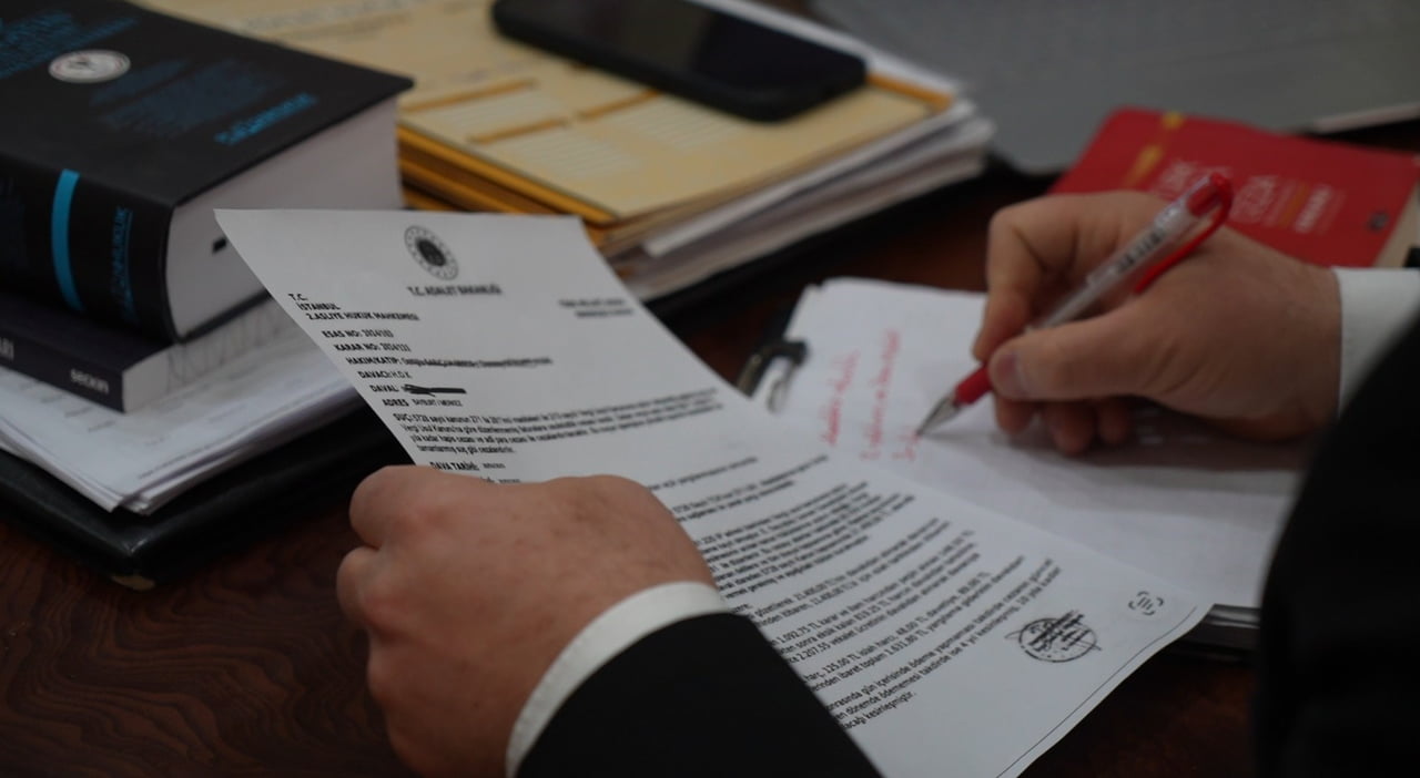 YAPAY ZEKÂYLA SAHTE MAHKEME DOSYASI HAZIRLAYAN DOLANDIRICILARIN AĞINA DÜŞÜRMEYİ PLANLADIĞI...