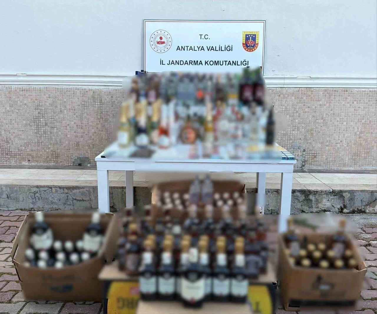 YAPILAN ARAMADA BİN 150 LİTRE KAÇAK ALKOL İLE 135 PAKET KAÇAK SİGARA ELE GEÇİRİLDİ