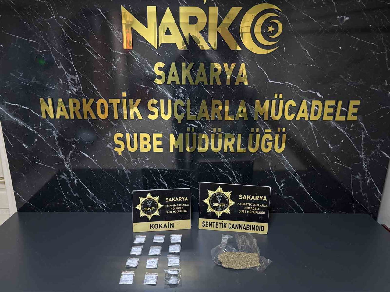 YAPILAN ARAMALARDA 11 PARÇA HALİNDE TOPLAM 8.72 GRAM KOKAİN MADDESİ İLE 26.50 GRAM SENTETİK...