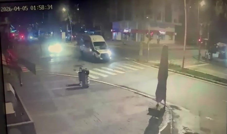 YARALILARA İLK MÜDAHALEYİ KAZAYA KARIŞAN AMBULANSTA BULUNAN SAĞLIK GÖREVLİLERİ YAPTI. KAZA ANI VE...