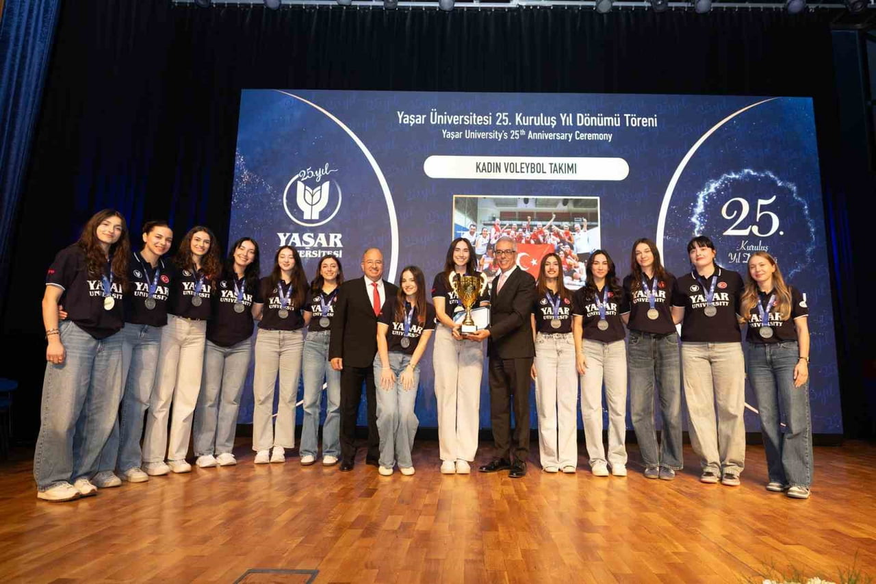 YAŞAR ÜNİVERSİTESİ’NİN 25. KURULUŞ YIL DÖNÜMÜ TÖRENİNDE, BAŞARILI SPORCU ÖĞRENCİLERE DE TAKDİR...