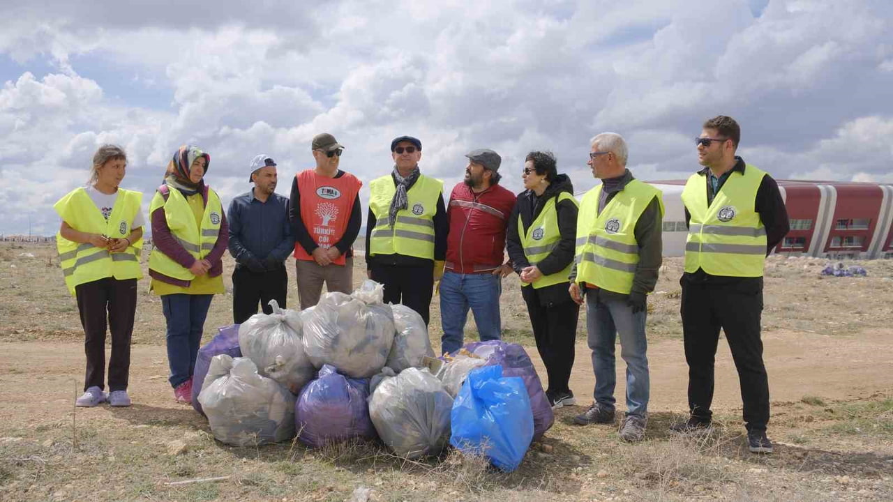 YENİ KARAMAN STADYUMU ÇEVRESİNDE BOŞ ARAZİYE ATLAN ÇÖPLER TOPLANDI.