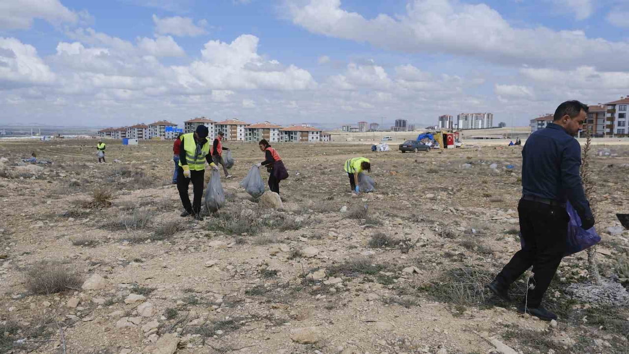 YENİ KARAMAN STADYUMU ÇEVRESİNDE BOŞ ARAZİYE ATLAN ÇÖPLER TOPLANDI.