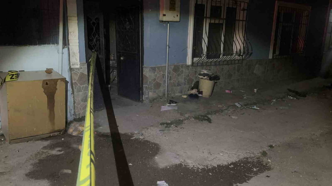 YENİ TAŞINDIKLARI EVE HUSUMETLİLERİ GELDİ, 14 YAŞINDAKİ ÇOCUK SİLAHLA VURULDU