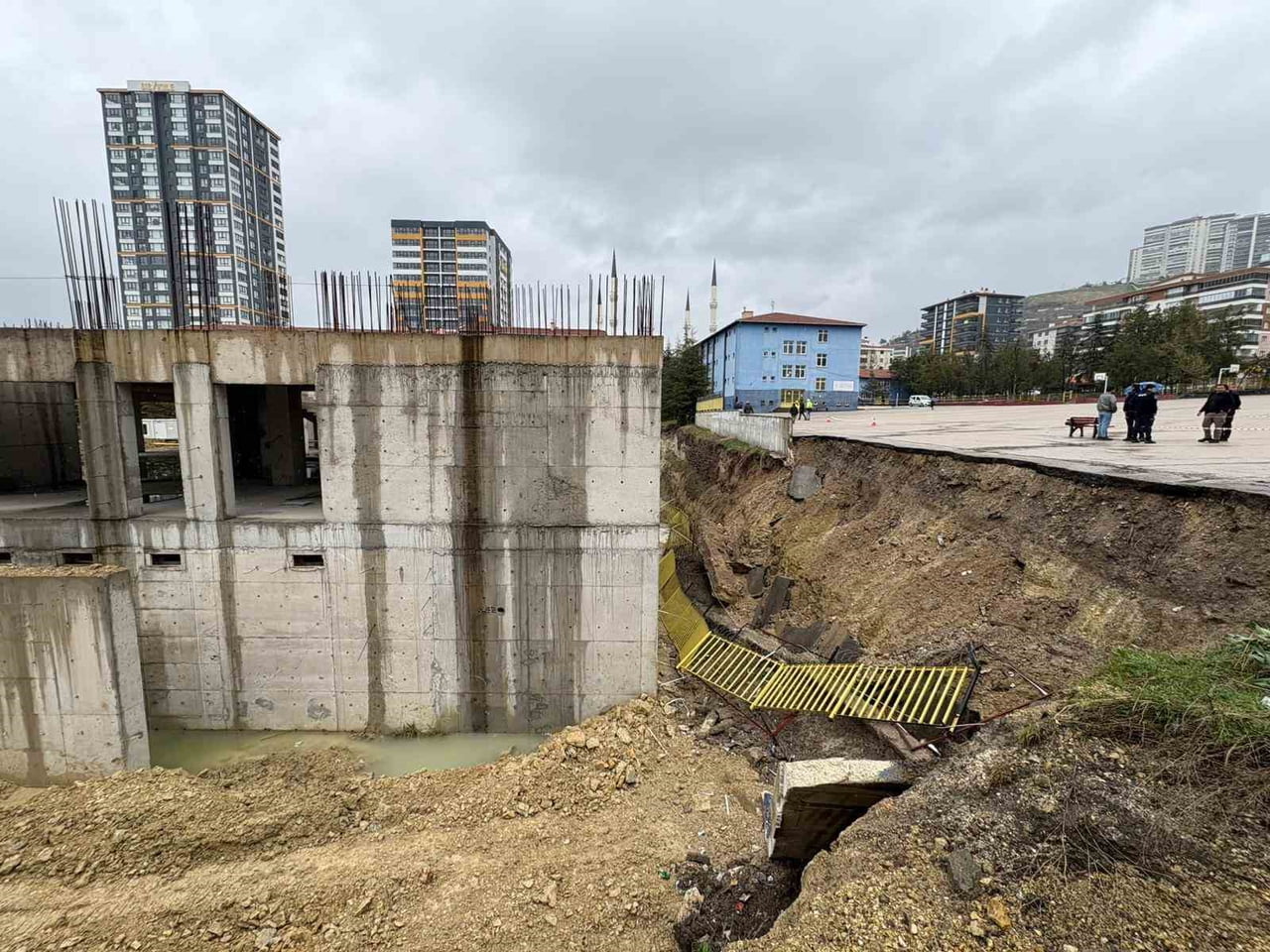 YENİMAHALLE İLÇESİNDE BİR ORTAOKULUN İSTİNAT DUVARI ÇÖKTÜ.