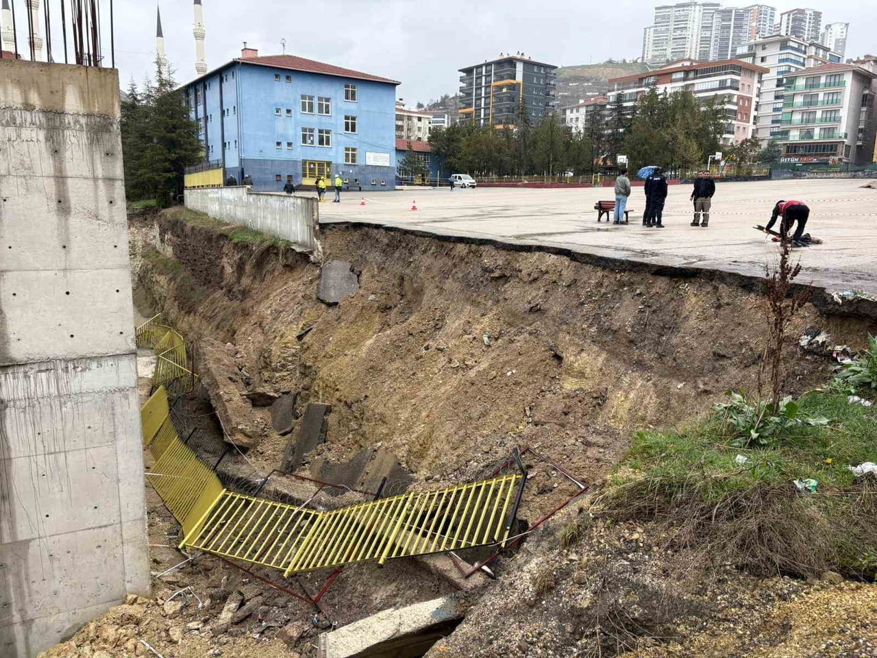YENİMAHALLE İLÇESİNDE BİR ORTAOKULUN İSTİNAT DUVARI ÇÖKTÜ.