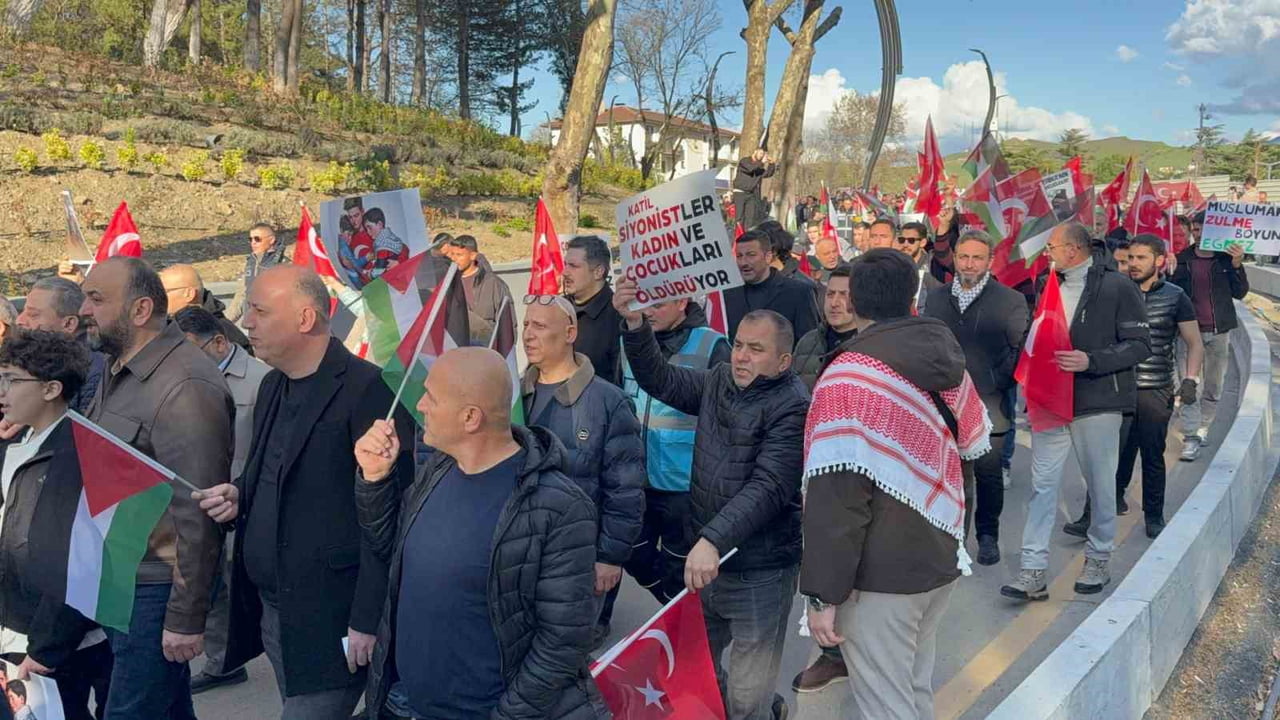 YENİŞEHİR CAMİİ ÖNÜNDE TOPLANAN KALABALIK, ELLERİNDE PANKARTLAR VE ATTIKLARI SLOGANLARLA YÜRÜYÜŞE...