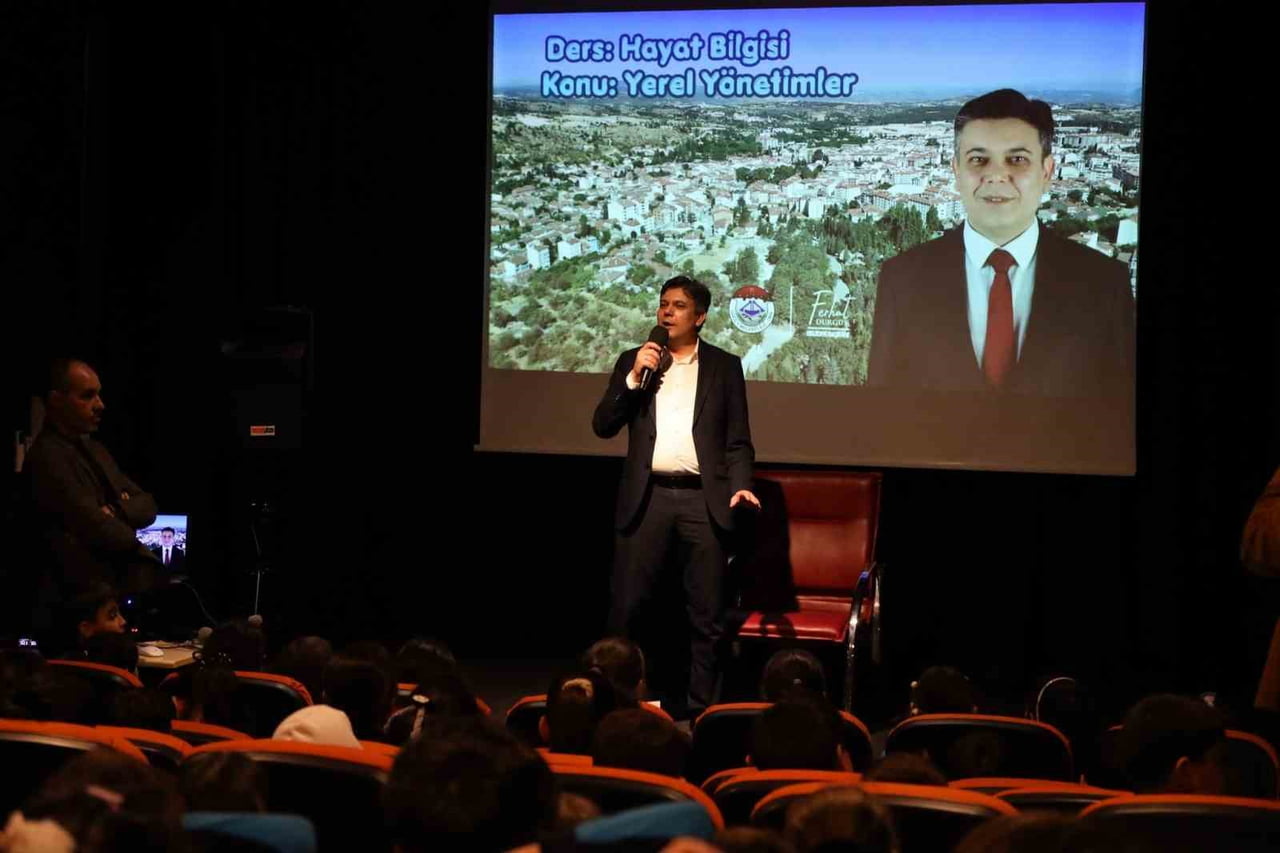 ‘YEREL YÖNETİMLER' KONUSU KAPSAMINDA BAŞKAN DURGUT ÖĞRENCİLERLE BULUŞTU