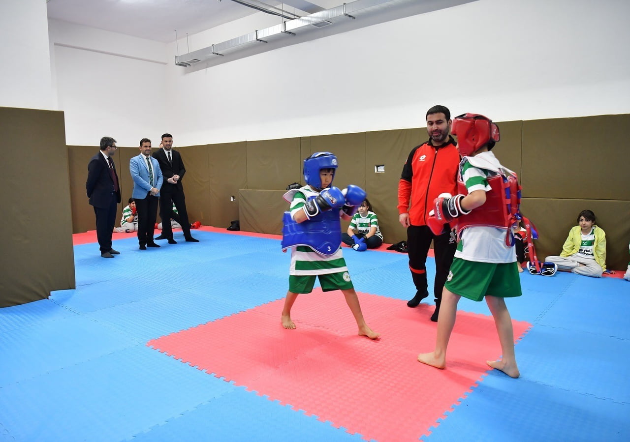 YEŞİLYURT BELEDİYESİ’NDEN İKİZCE’YE MODERN SPOR SALONU YATIRIMI!