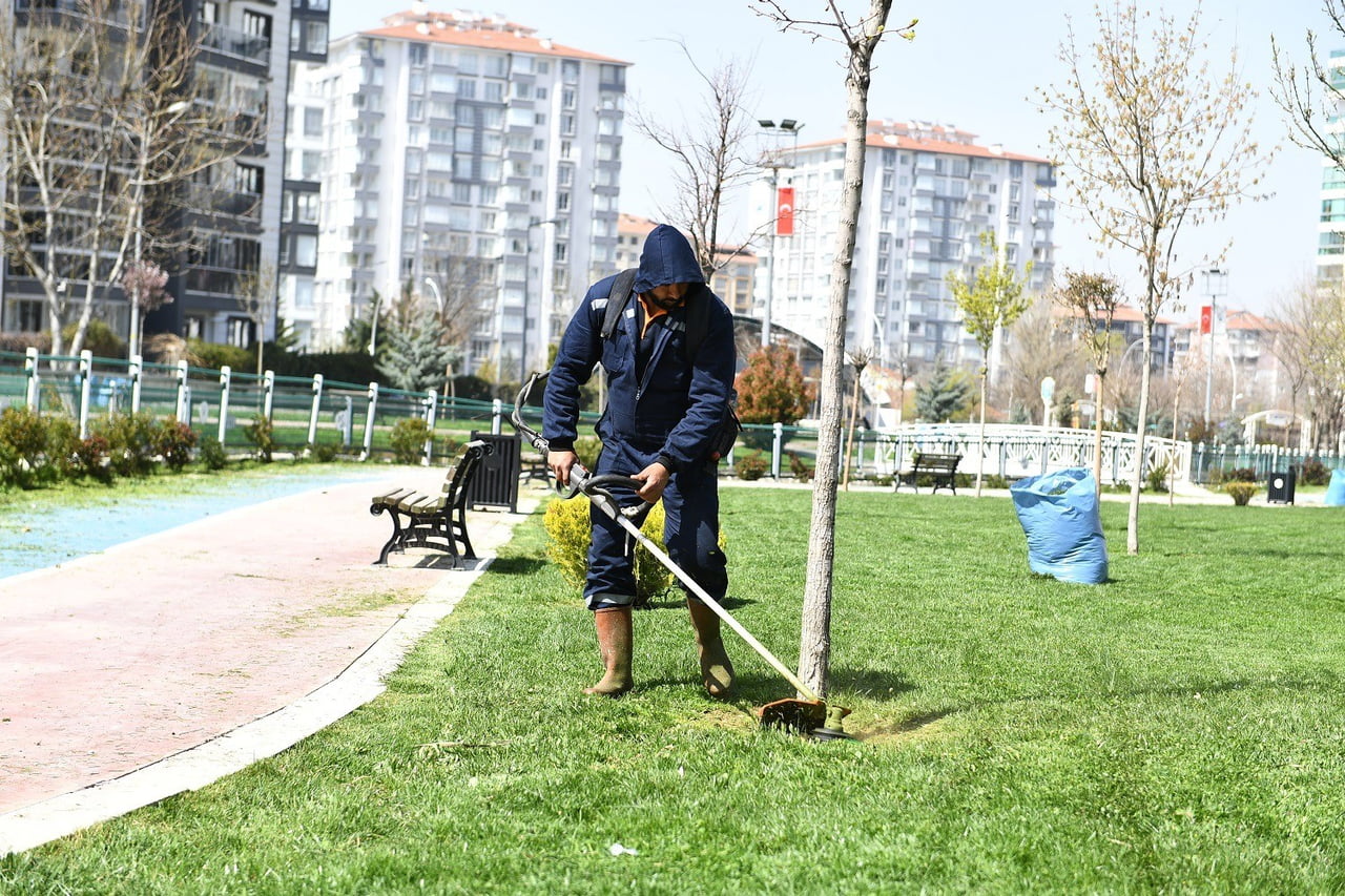 YEŞİLYURT’TA PARK VE YEŞİL ALANLAR YAZ SEZONUNA HAZIRLANIYOR