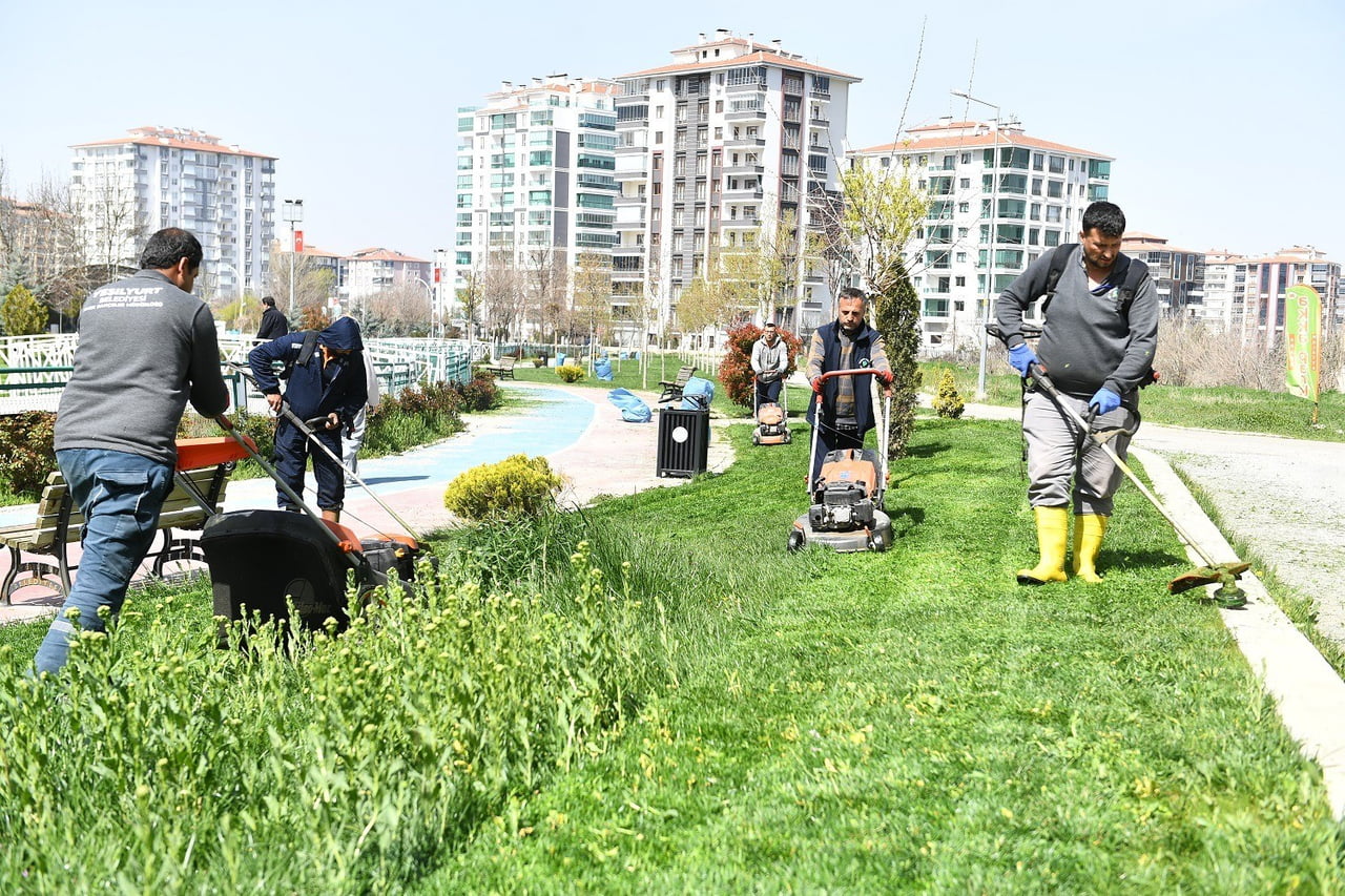 YEŞİLYURT’TA PARK VE YEŞİL ALANLAR YAZ SEZONUNA HAZIRLANIYOR