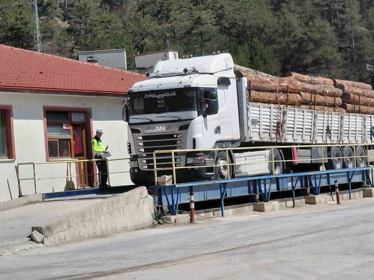 YOL KONTROLLERİNDE, KAPASİTESİNİN ÜZERİNDE YÜK TAŞIDIĞI BELİRLENEN TOMRUK YÜKLÜ KAMYONUN...