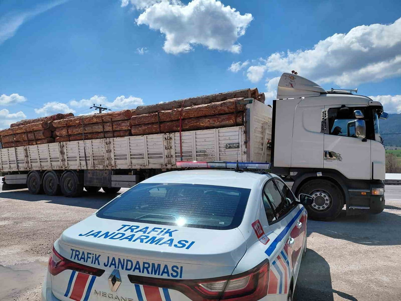 YOL KONTROLLERİNDE, KAPASİTESİNİN ÜZERİNDE YÜK TAŞIDIĞI BELİRLENEN TOMRUK YÜKLÜ KAMYONUN...
