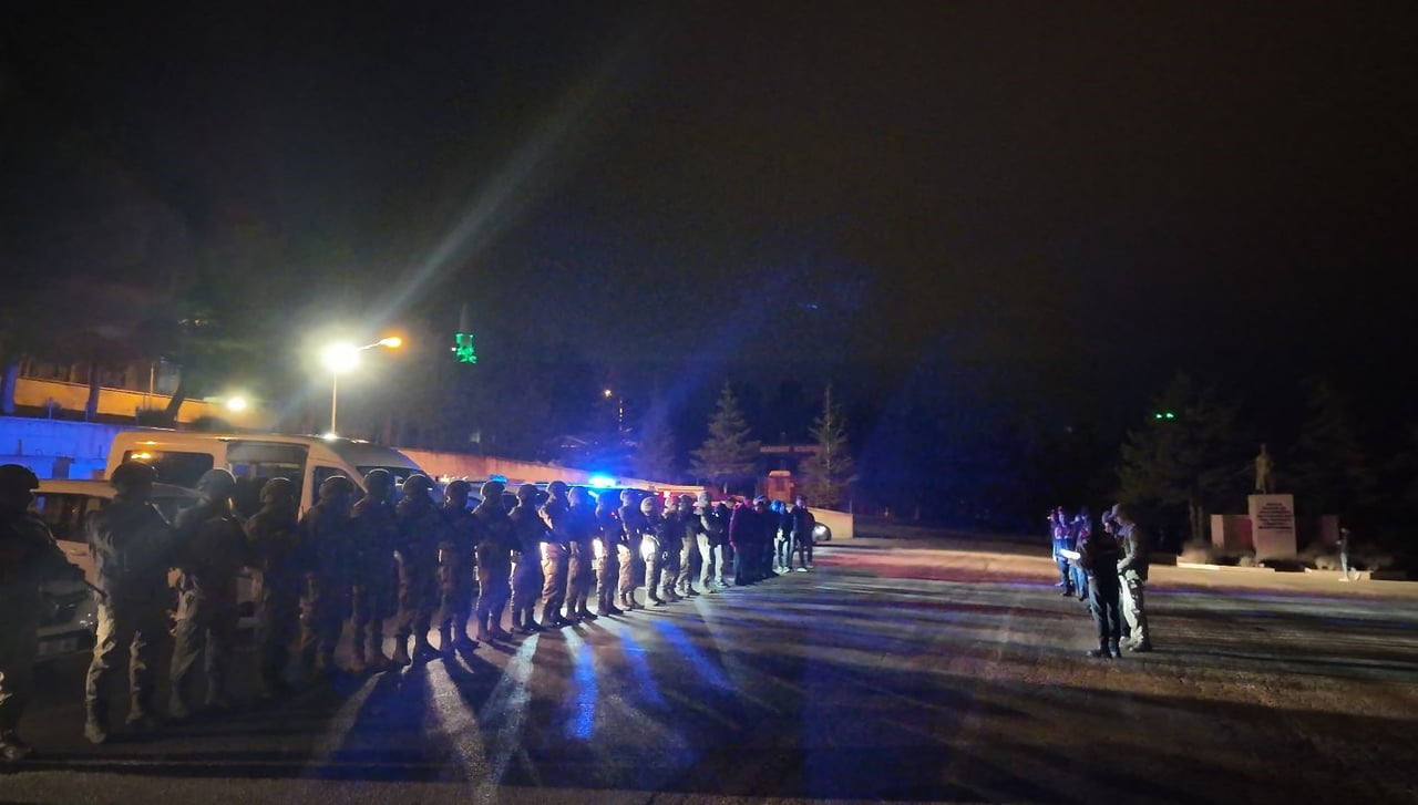 YOZGAT'TA DEAŞ TERÖR ÖRGÜTÜNE YÖNELİK DÜZENLENEN OPERASYONDA GÖZALTINA ALINAN 5 ŞÜPHELİDEN 3'Ü...