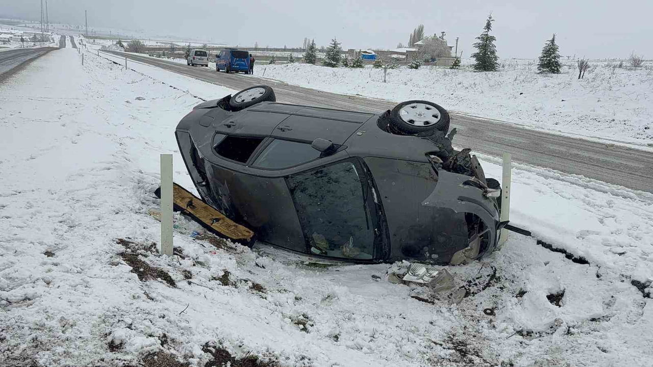 YOZGAT’IN AKDAĞMADENİ İLÇESİNDE MEYDANA GELEN KAZADA 4 KİŞİ YARALANDI.-