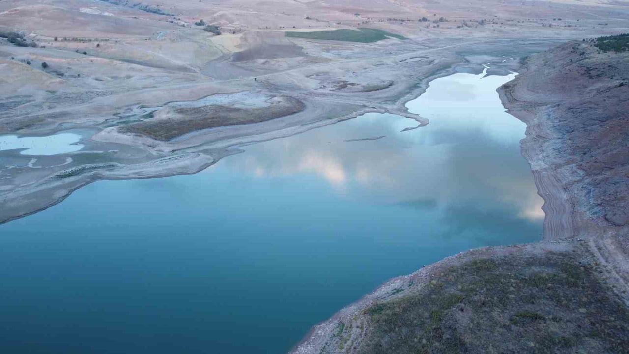 YOZGAT’IN BOĞAZLIYAN İLÇESİNDE BULUNAN UZUNLU BARAJI’NDA SU SEVİYESİNDEKİ DEĞİŞİM DRON İLE...