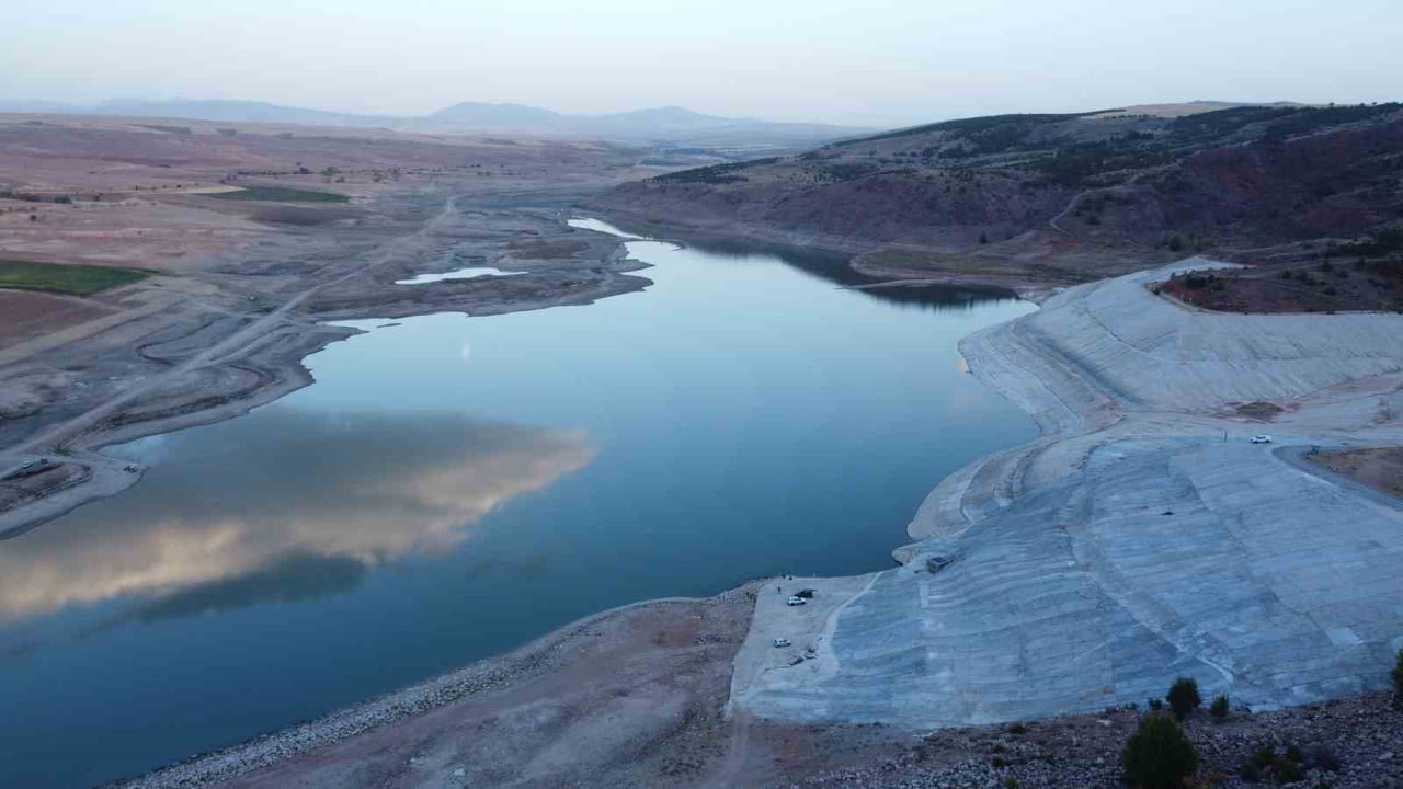 YOZGAT’IN BOĞAZLIYAN İLÇESİNDE BULUNAN UZUNLU BARAJI’NDA SU SEVİYESİNDEKİ DEĞİŞİM DRON İLE...