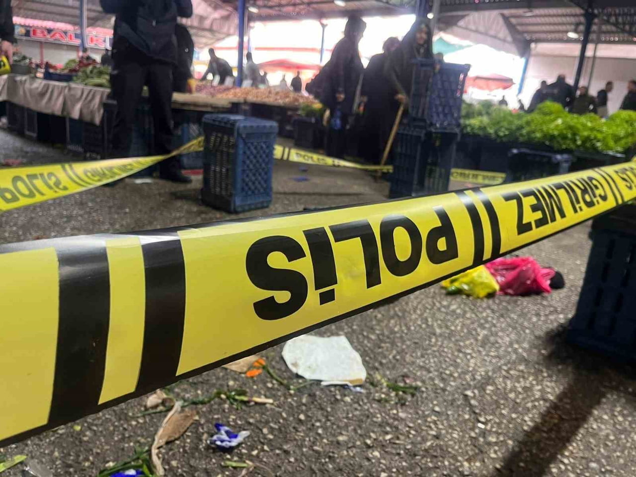 YOZGAT’IN YERKÖY İLÇESİNDE KURULAN ÇARŞAMBA PAZARINDA BIÇAKLI KAVGA MEYDANA GELDİ.-