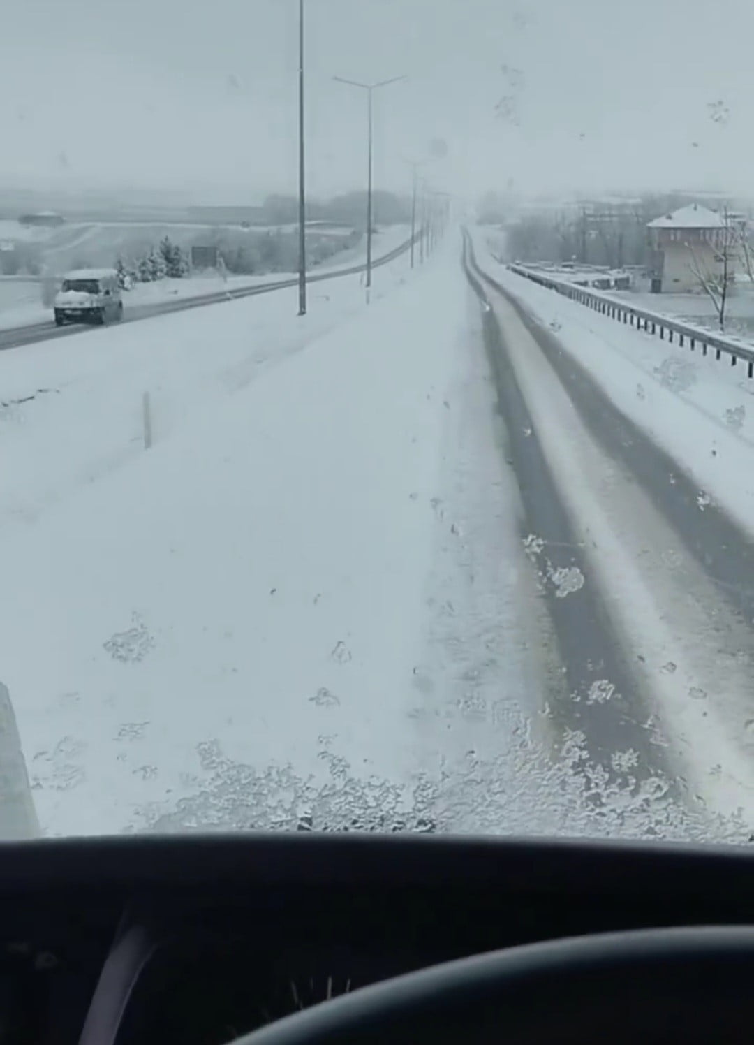 YOZGAT’TA ETKİLİ OLAN KAR YAĞIŞI SONRASI, KARAYOLLARI EKİPLERİ ULAŞIMDA AKSAMA YAŞANMAMASI İÇİN...