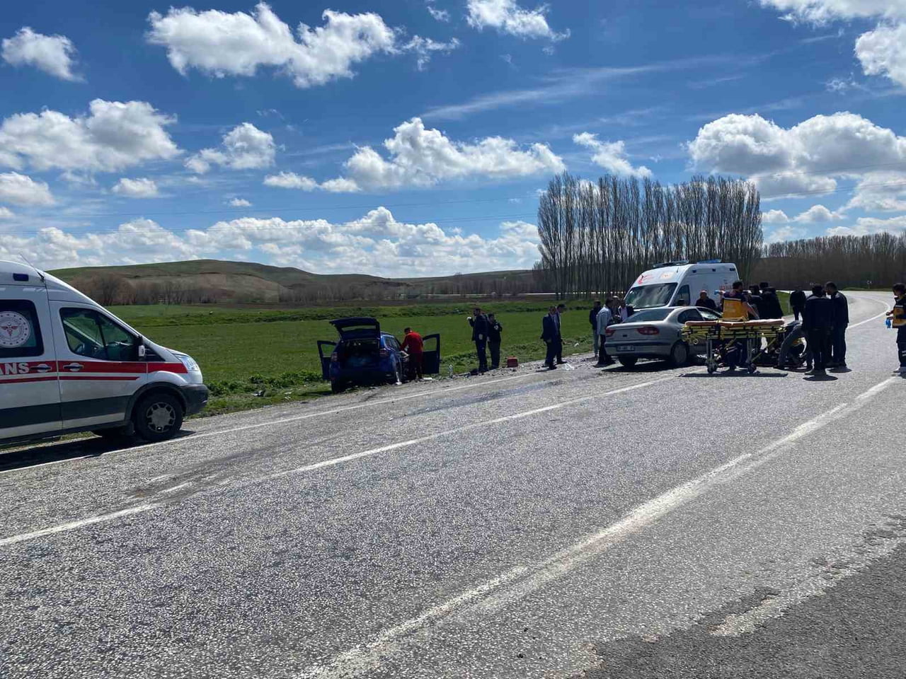 YOZGAT’TA OTOMOBİLLER ÇARPIŞTI, 4 KİŞİ YARALANDI.-