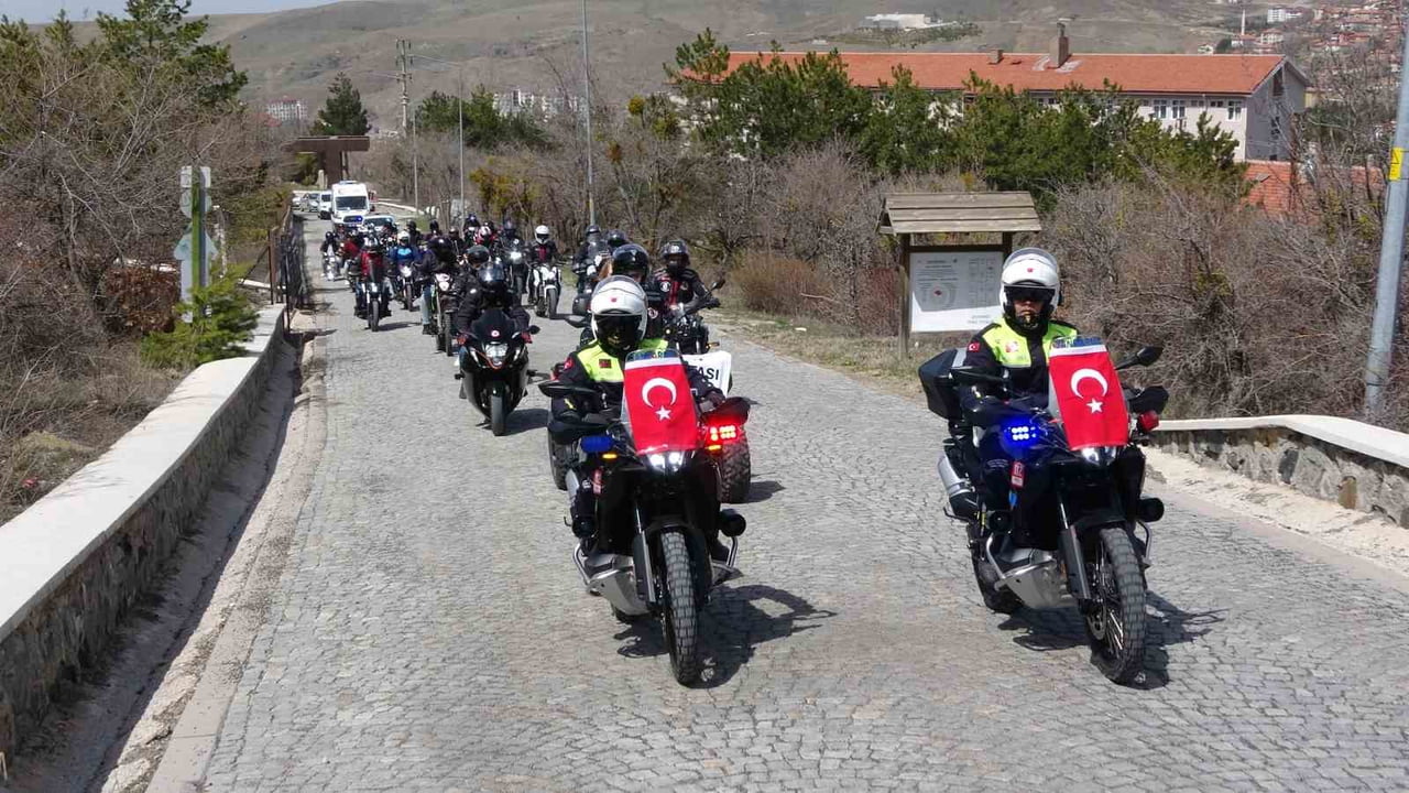 YOZGAT’TA TURİZM HAFTASI ETKİNLİKLERİ KAPSAMINDA BİR ARAYA GELEN MOTOSİKLET TUTKUNLARI, ŞEHRİN...