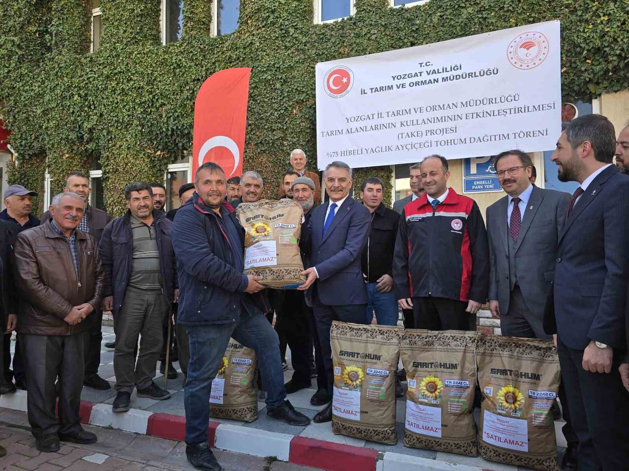 YOZGAT TARIM VE ORMAN MÜDÜRLÜĞÜ’NDE YERLİ YAĞLIK AYÇİÇEĞİ TOHUMU DAĞITILDI.-