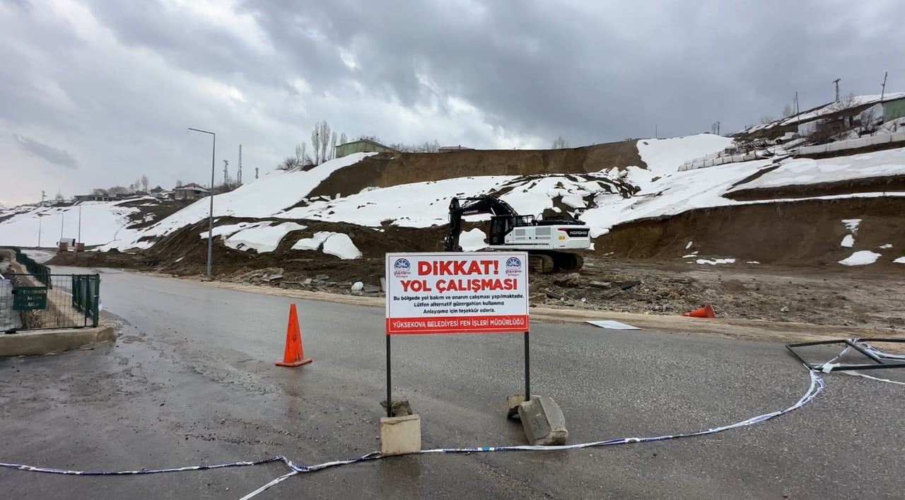 YÜKSEKOVA İLÇESİNDE ETKİLİ OLAN YOĞUN YAĞIŞLARIN ARDINDAN PİZOK KONUTLARI’NA ULAŞIM SAĞLAYAN YOLA...