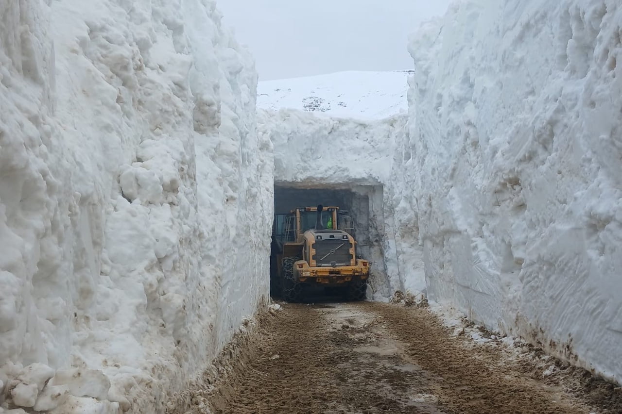 YÜKSEKOVA İLÇESİNDE YÜKSEK RAKIMDA EKİPLERİN KAR TEMİZLEME ÇALIŞMALARI ARALIKSIZ DEVAM...