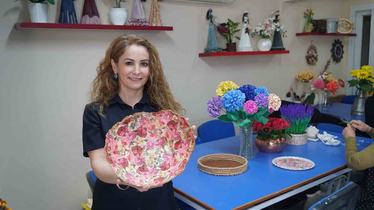 YUNUSEMRE BELEDİYESİ KADIN DAYANIŞMA VE EĞİTİM MERKEZLERİ’NDE EĞİTİM ALAN KADINLAR, ATIK...