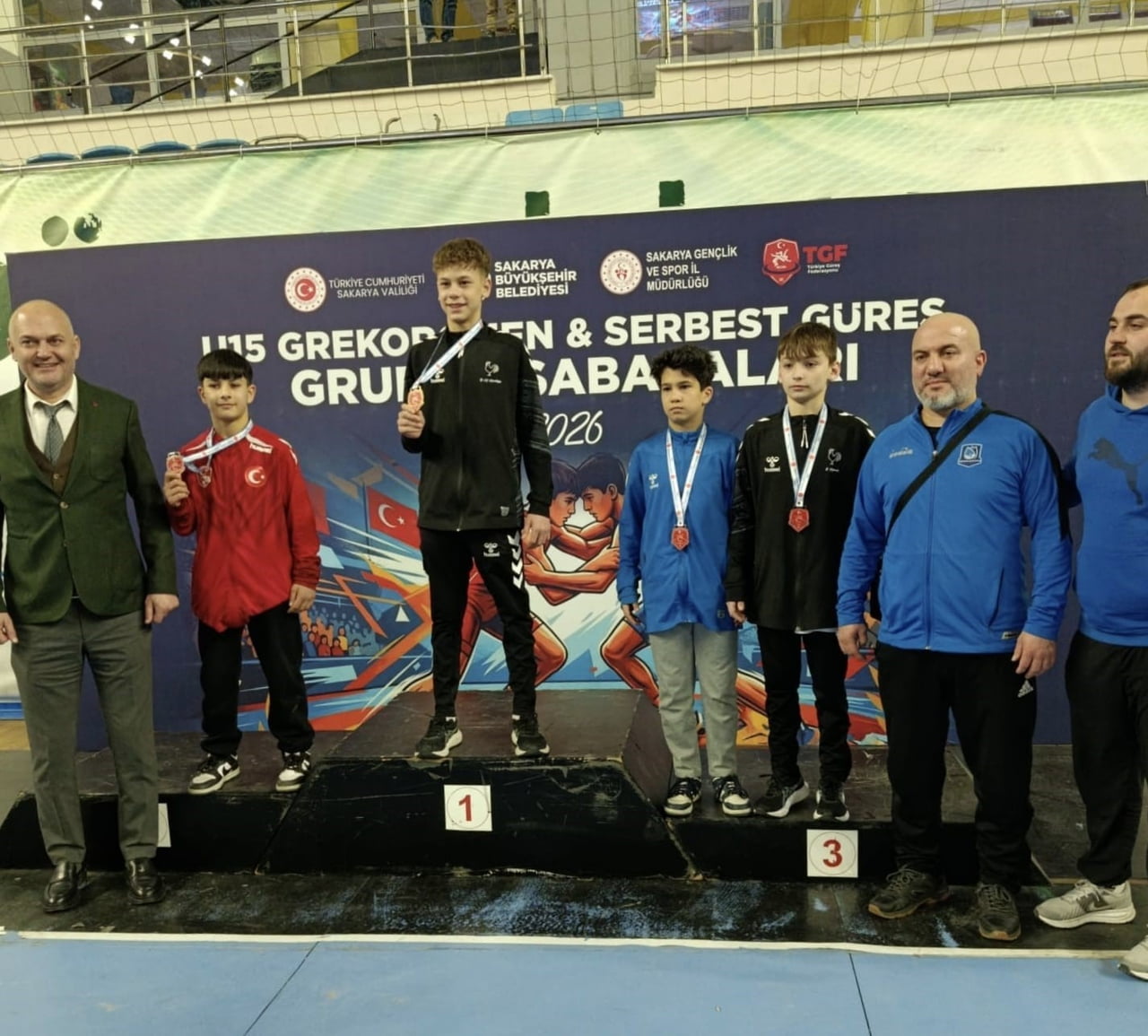 YUNUSEMRE BELEDİYESPOR'UN GÜREŞÇİLERİ, SAKARYA'DA DÜZENLENEN U15 GREKOROMEN GÜREŞ GRUP...