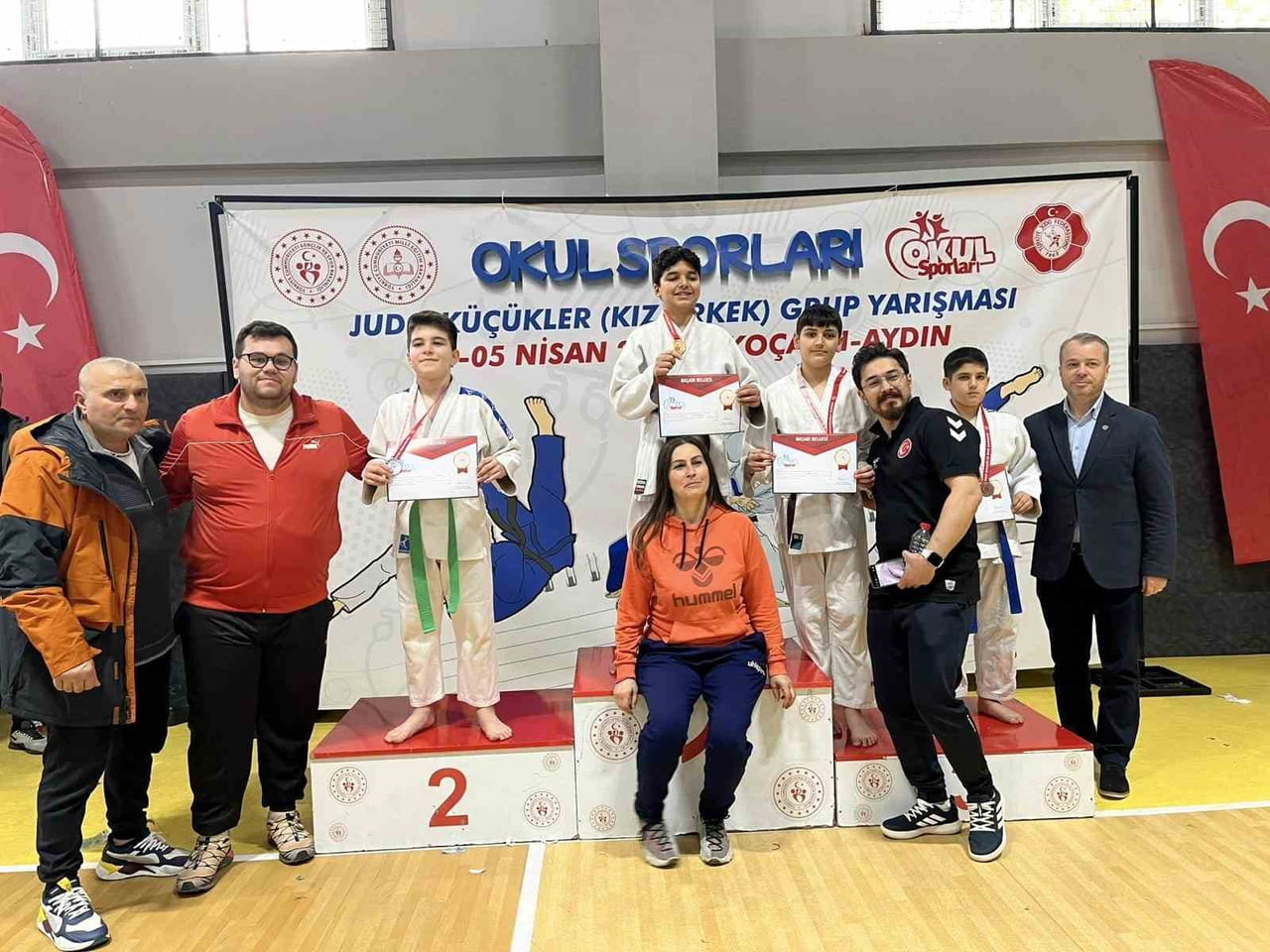 YUNUSEMRE BELEDİYESPOR'UN JUDOCULARI, AYDIN'DA DÜZENLENEN OKUL SPORLARI JUDO KÜÇÜKLER GRUP...