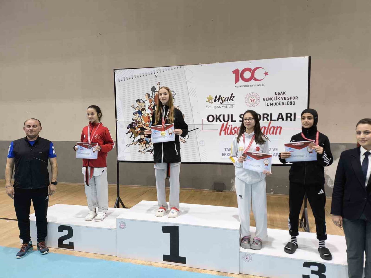 YUNUSEMRE BELEDİYESPOR'UN TEKVANDOCUSU MEYRA AK, UŞAK'TA DÜZENLENEN OKUL SPORLARI YILDIZLAR GRUP...