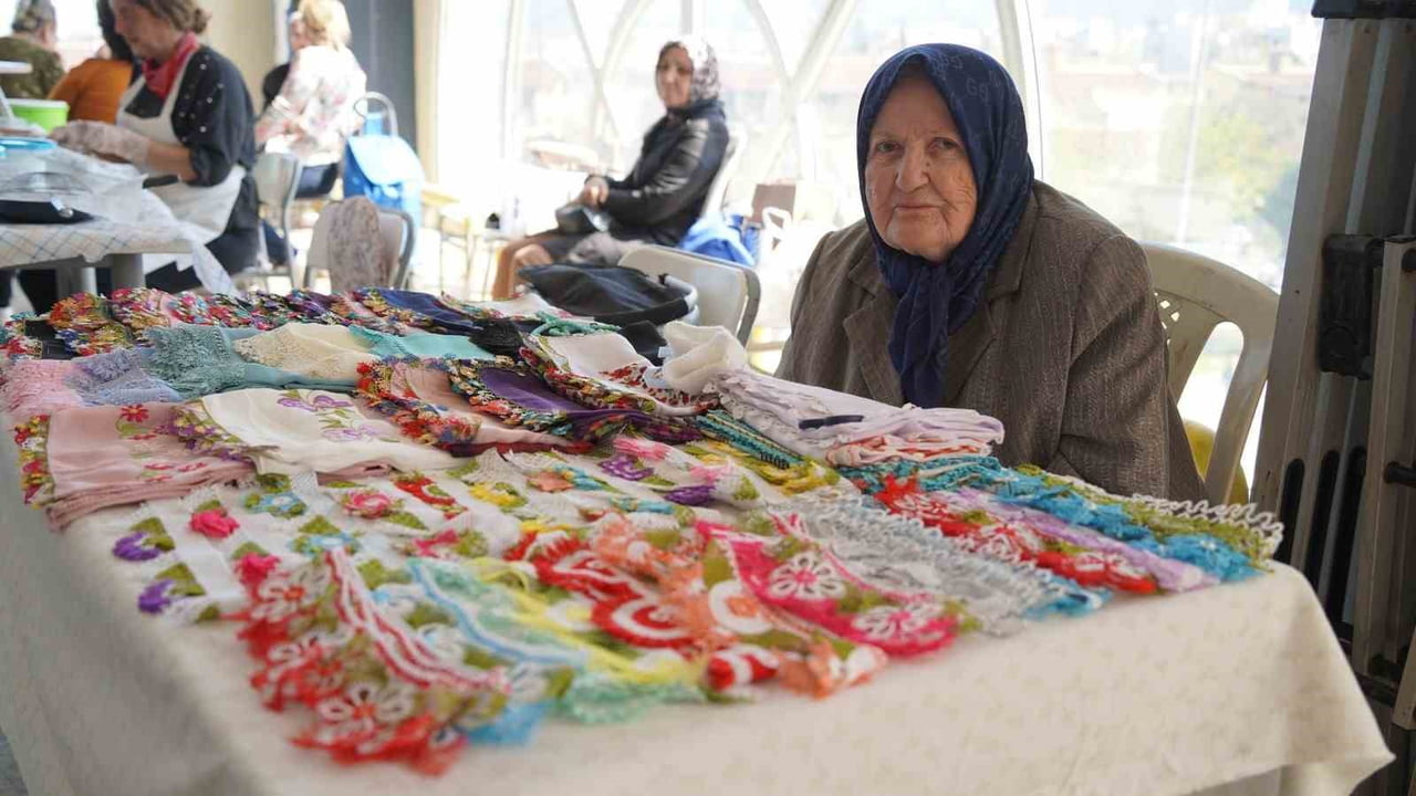 YUNUSEMRE’DE KURULAN KADIN EL EMEĞİ PAZARI, GİRİŞİMCİ KADINLARIN HEM AİLE BÜTÇESİNE KATKI...