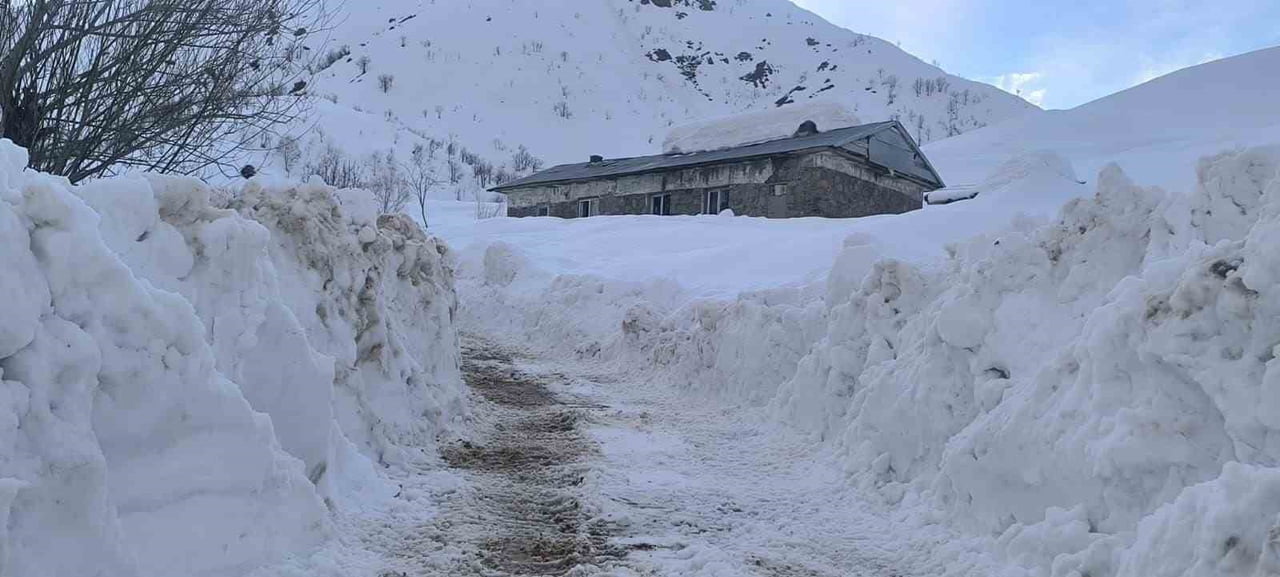 YURT GENELİNDE BAHAR HAVASI ETKİSİNİ GÖSTERİRKEN, TUNCELİ’NİN OVACIK İLÇESİNDE KIŞ ŞARTLARI HALA...