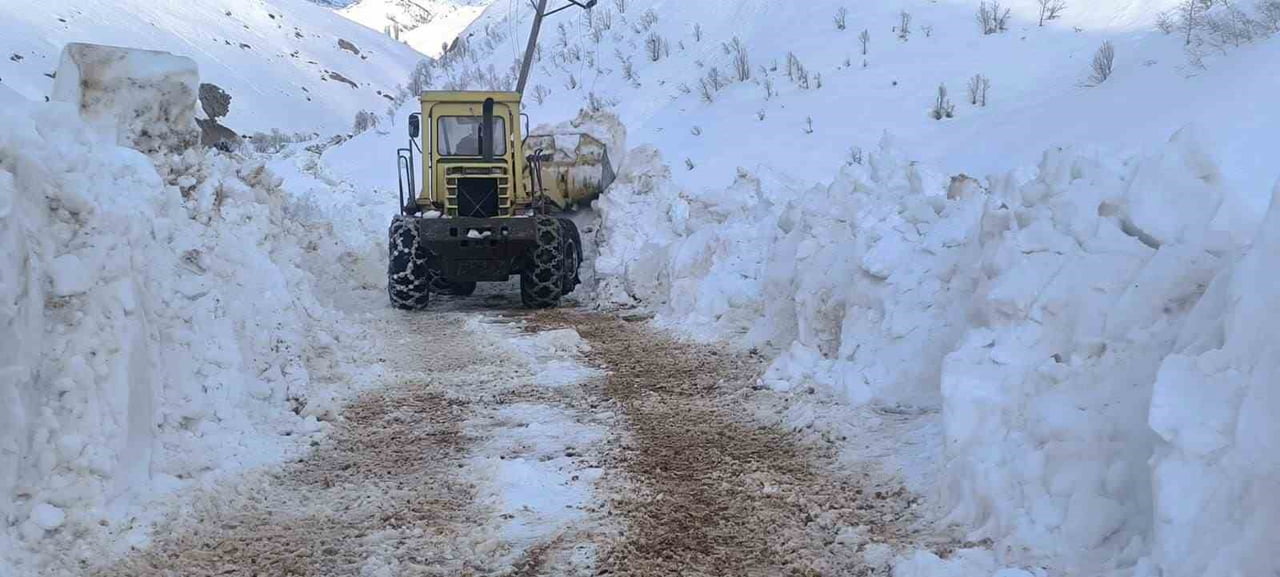 YURT GENELİNDE BAHAR HAVASI ETKİSİNİ GÖSTERİRKEN, TUNCELİ’NİN OVACIK İLÇESİNDE KIŞ ŞARTLARI HALA...