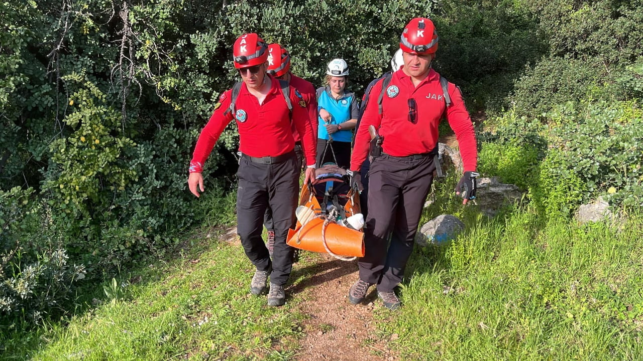 YÜRÜYÜŞ YAPARKEN, AYAĞI KIRILAN ŞAHIS KURTARILDI