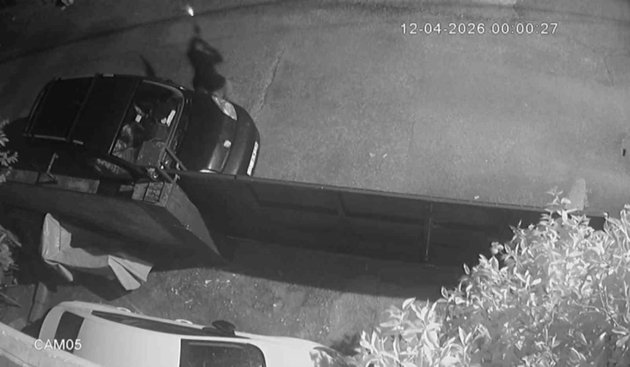 YÜZÜNÜ MOTOSİKLET KASKIYLA GİZLEYEN BİR ŞAHIS, B.E.'NİN OTURDUĞU MÜSTAKİL EVE GELDİ. ŞÜPHELİ...