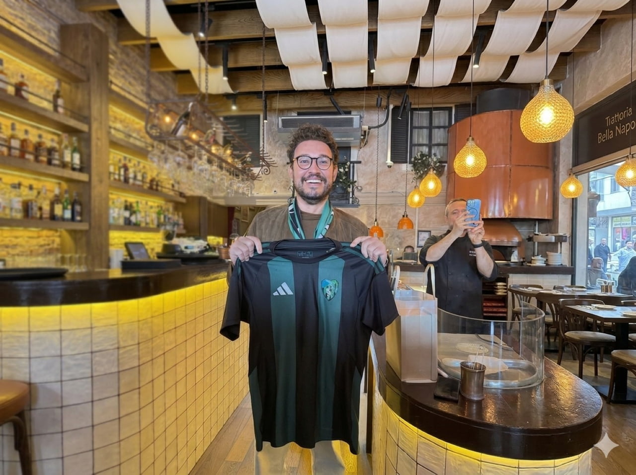 ZANNA, KENDİSİNE HEDİYE EDİLEN KOCAELİSPOR FORMASINI GİYEREK FOTOĞRAF ÇEKTİRDİ.