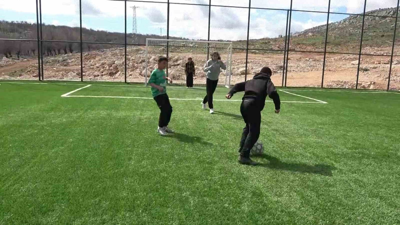 ZEY KÖYÜNDE ÇOCUKLAR TOZDAN VE ÇAMURDAN KURTULUP HALI SAHAYA KAVUŞTU