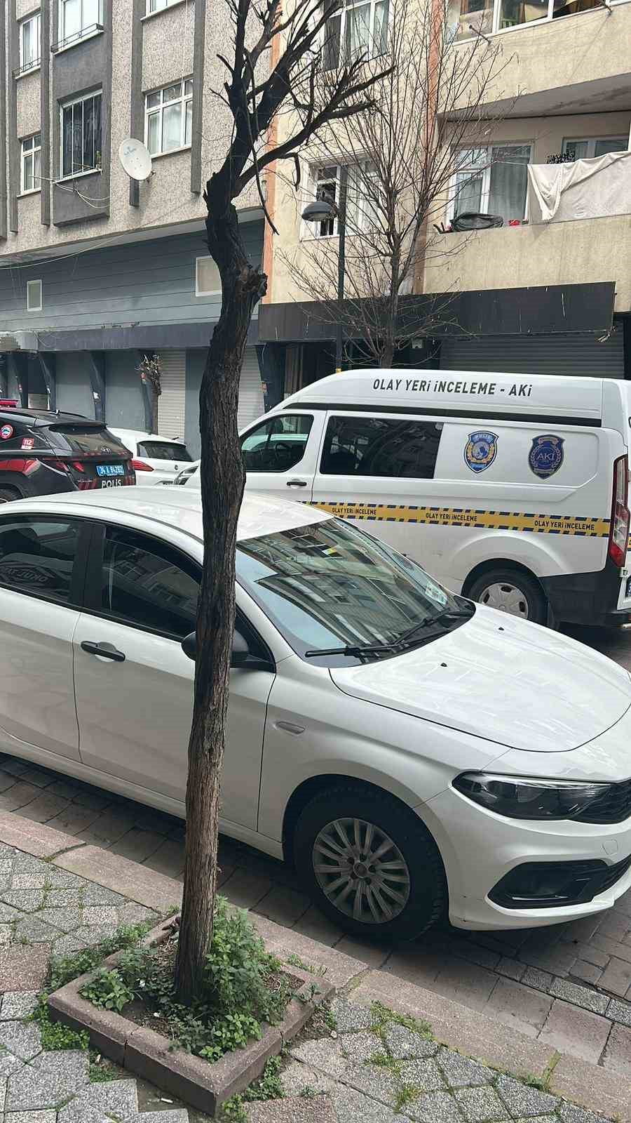 ZEYTİNBURNU'NDA, KENTSEL DÖNÜŞÜM KAPSAMINDA YIKIM YAPILAN BİNADAN BETON PARÇA, ANNESİYLE...