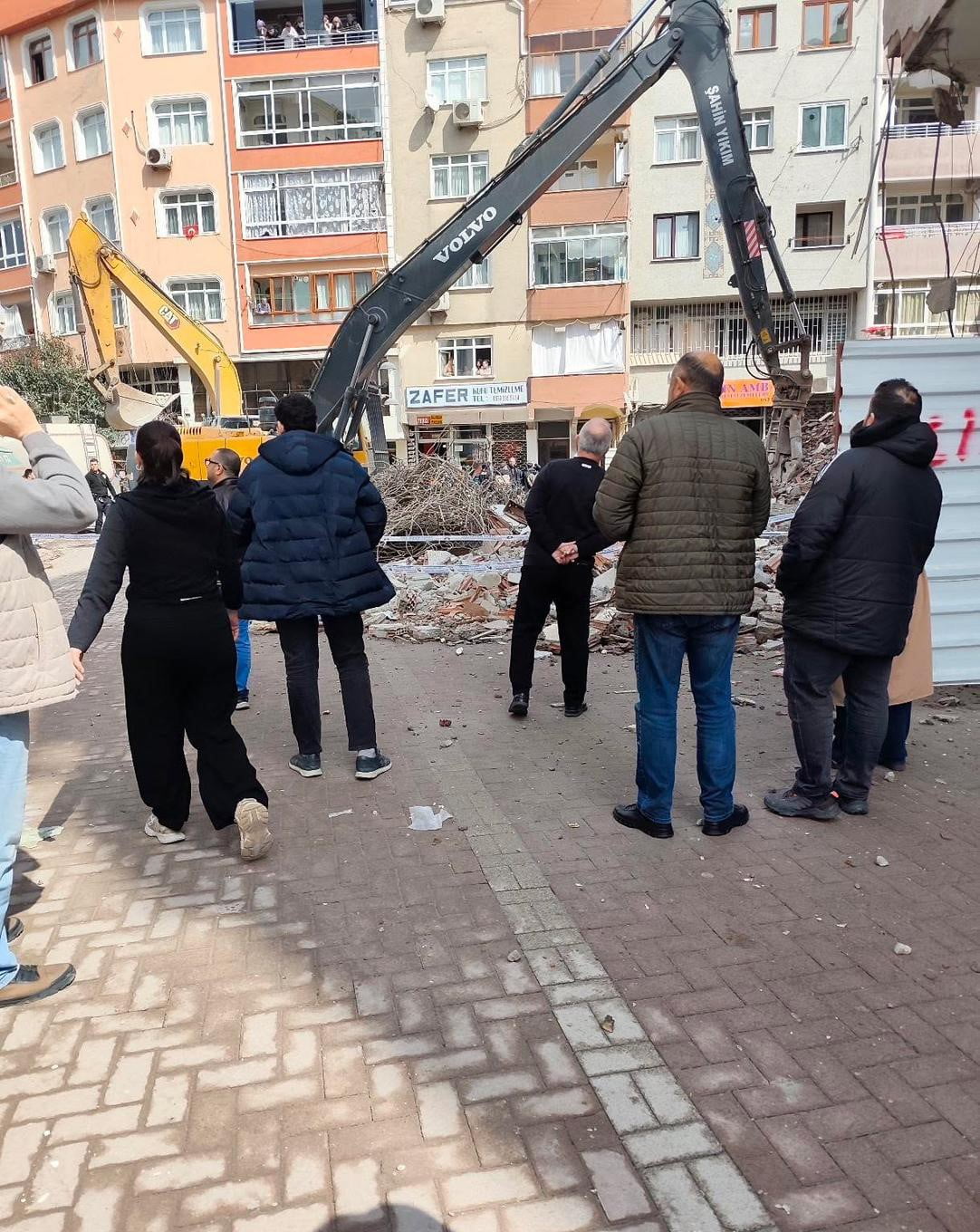ZEYTİNBURNU'NDA, KENTSEL DÖNÜŞÜM KAPSAMINDA YIKIM YAPILAN BİNADAN BETON PARÇA, ANNESİYLE...