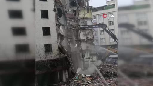 Zeytinburnu'ndaki binanın yıkımının yapıldığı anların cep telefonu kamerası görüntüleri ortaya...