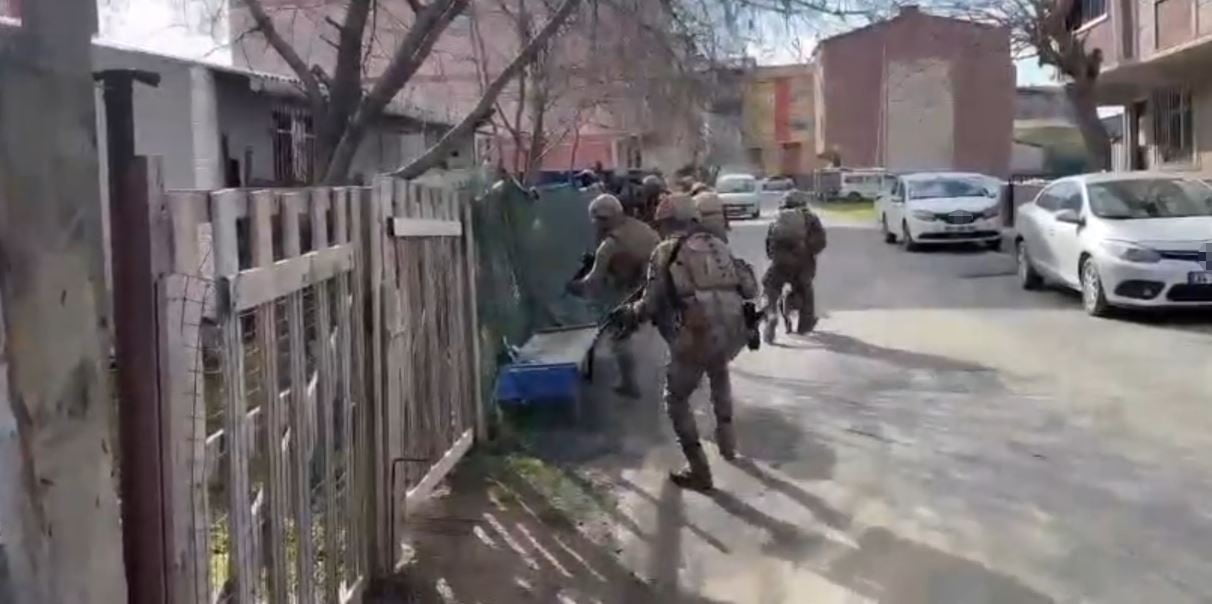 ZEYTİNBURNU’NDA ESKİ EŞİNİ VE KIZINI SİLAHLA ÖLDÜRDÜKTEN SONRA KAÇAN ŞÜPHELİ, POLİS EKİPLERİNCE...