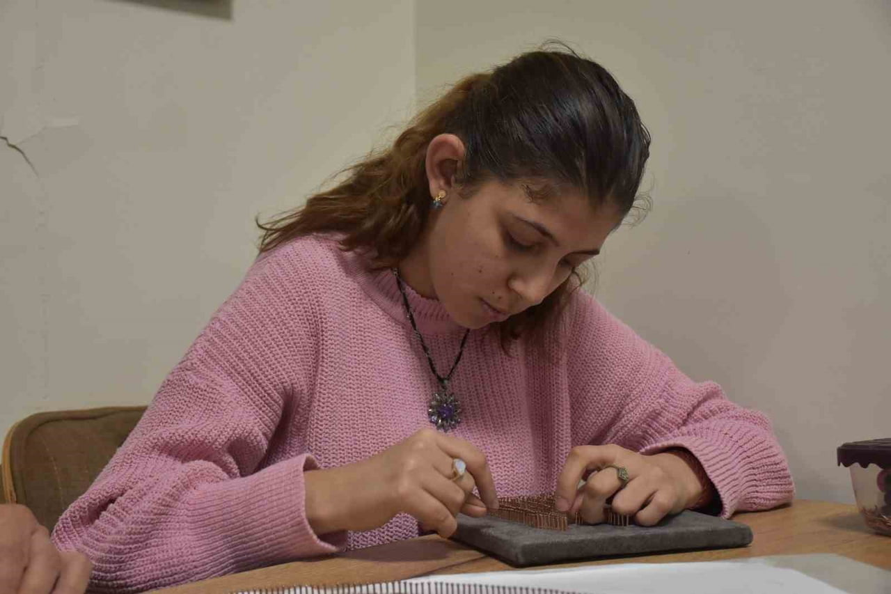 ZİHİNSEL ENGELLİ BEYZA FİLOGRAFİ SANATIYLA HAYATA TUTUNUYOR