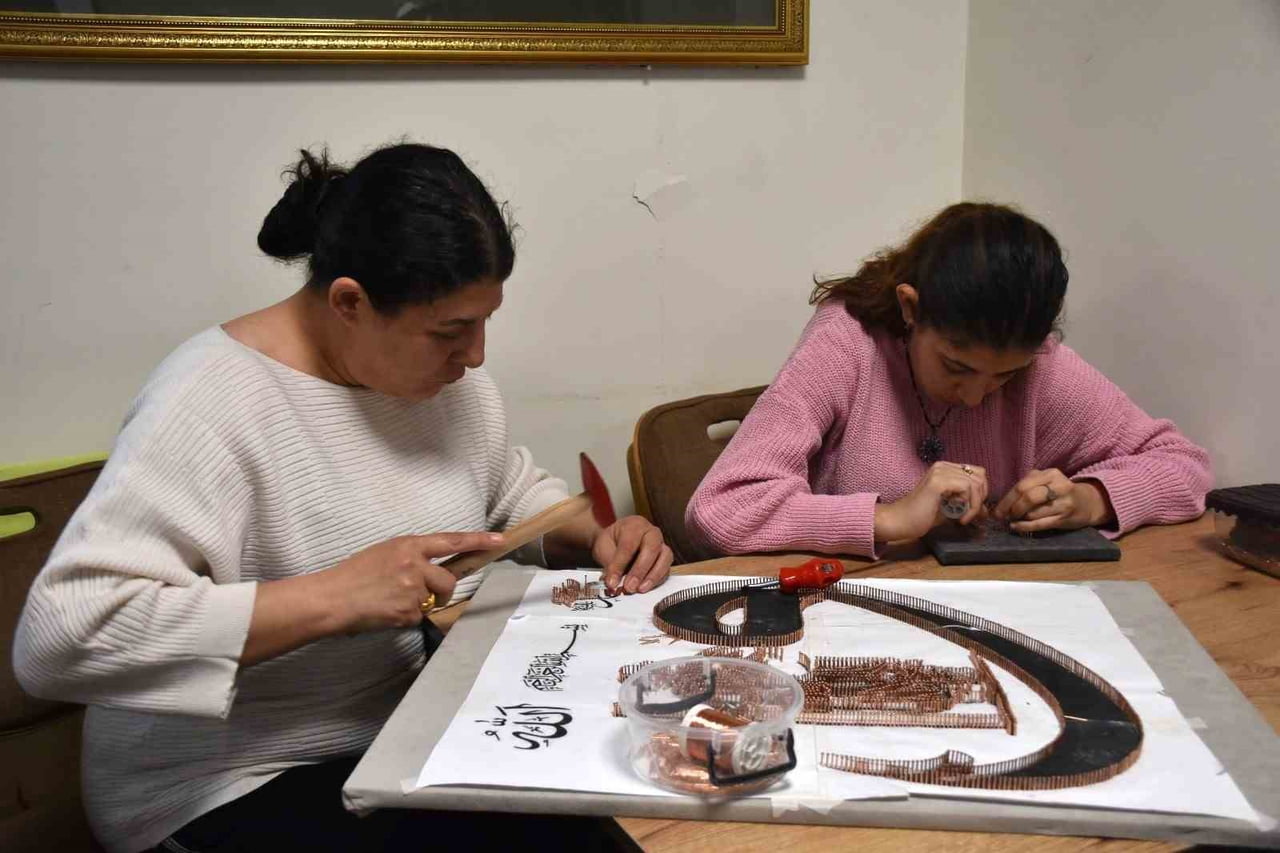 ZİHİNSEL ENGELLİ BEYZA FİLOGRAFİ SANATIYLA HAYATA TUTUNUYOR