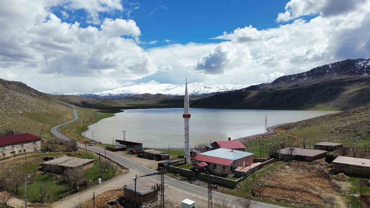ZİRİN GÖLÜ, YOĞUN YAĞIŞLAR VE TAŞKIN KORUMA ÇALIŞMALARI SAYESİNDE YENİDEN DOĞAL GÖRÜNÜMÜNE...