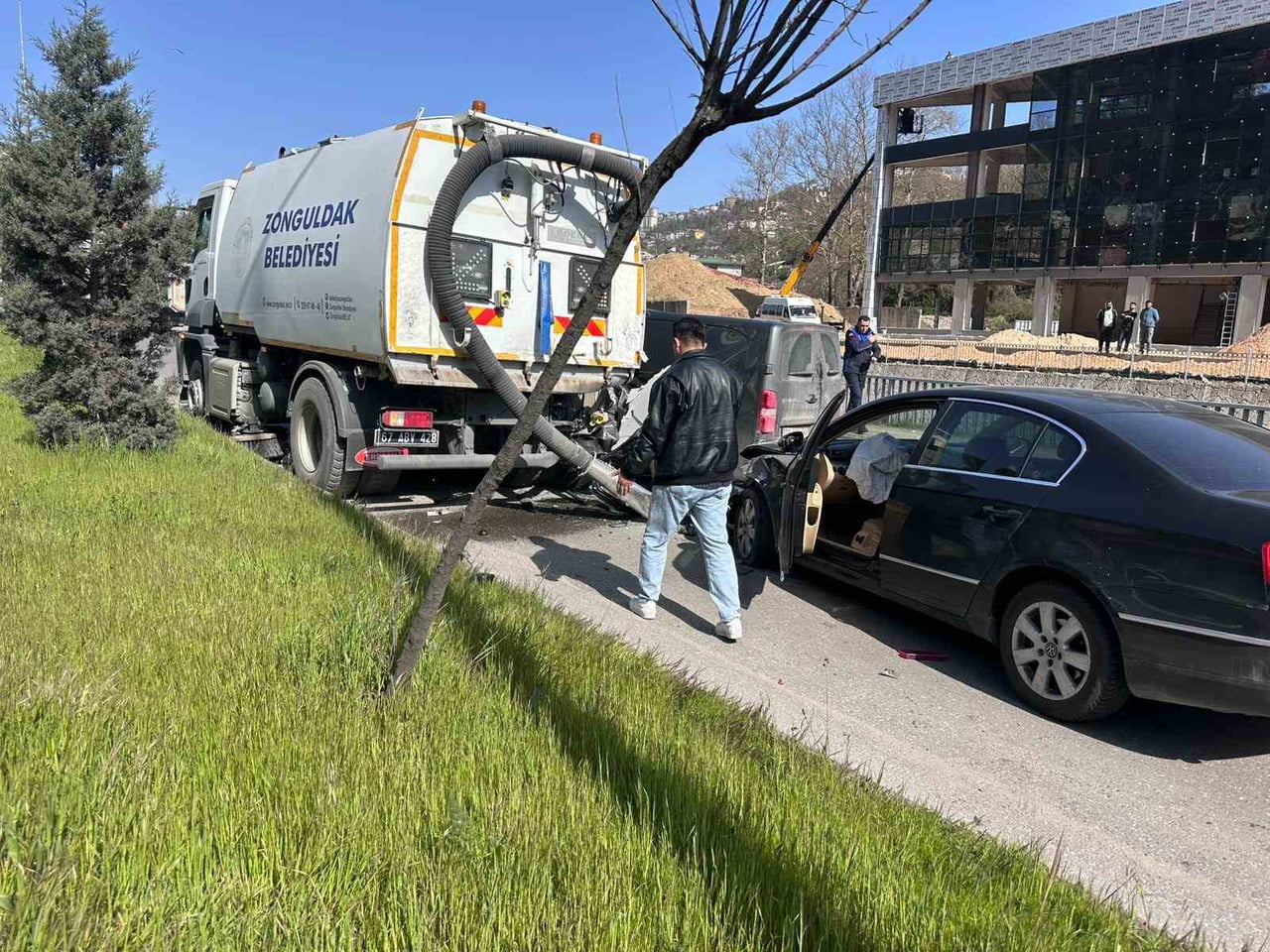 ZONGULDAK'IN ASMA MAHALLESİ'NDE BELEDİYE TEMİZLİK ARACI VE İKİ SİVİL ARACIN KARIŞTIĞI ZİNCİRLEME...