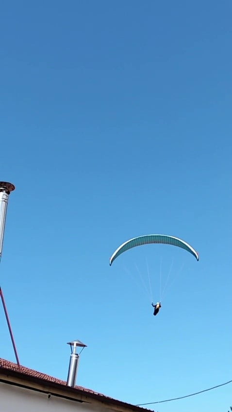 ZONGULDAK'IN KİLİMLİ İLÇESİNDE ALÇAKTAN UÇAN BİR YAMAÇ PARAŞÜTÇÜSÜ İLE ONU GÖKYÜZÜNDEYKEN ÇAY...