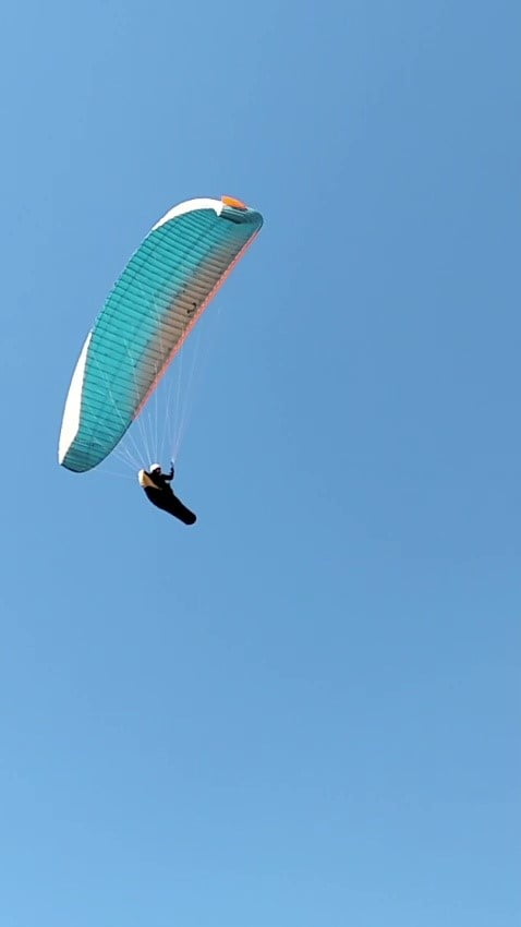 ZONGULDAK'IN KİLİMLİ İLÇESİNDE ALÇAKTAN UÇAN BİR YAMAÇ PARAŞÜTÇÜSÜ İLE ONU GÖKYÜZÜNDEYKEN ÇAY...